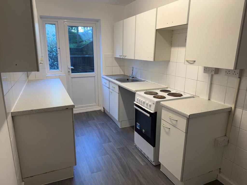 Lot: 46 - SPACIOUS STUDIO FLAT NEAR TOWN CENTRE - Kitchen with fitted units and door to rear yard